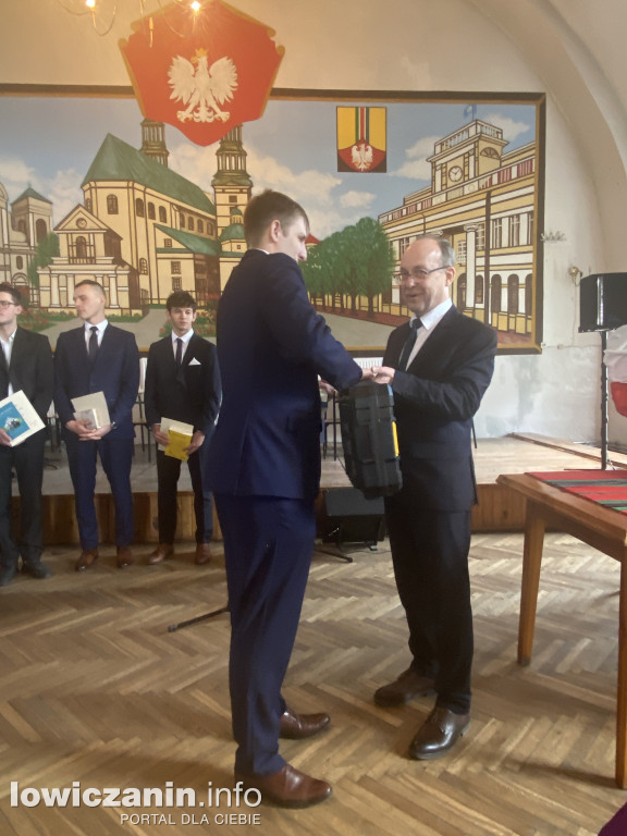 Łowicz. Szkoła na Podrzecznej żegna maturzystów (FOTO)