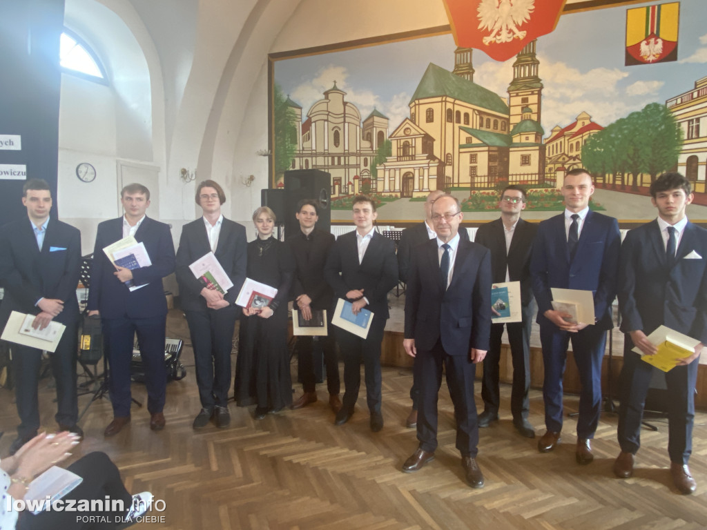 Łowicz. Szkoła na Podrzecznej żegna maturzystów (FOTO)