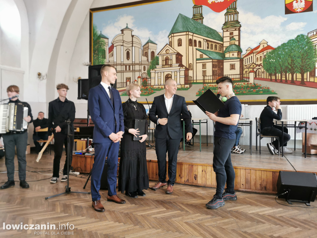 Łowicz. Szkoła na Podrzecznej żegna maturzystów (FOTO)
