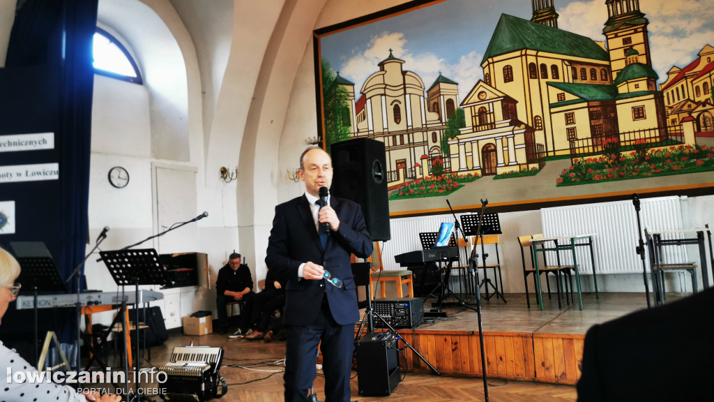 Łowicz. Szkoła na Podrzecznej żegna maturzystów (FOTO)
