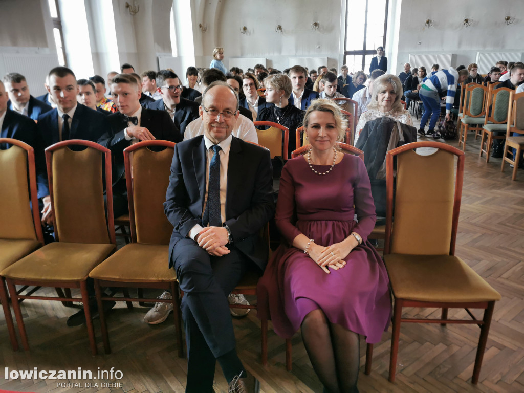 Łowicz. Szkoła na Podrzecznej żegna maturzystów (FOTO)