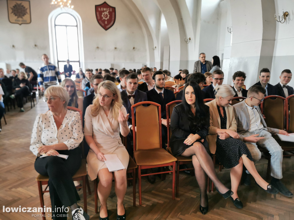 Łowicz. Szkoła na Podrzecznej żegna maturzystów (FOTO)