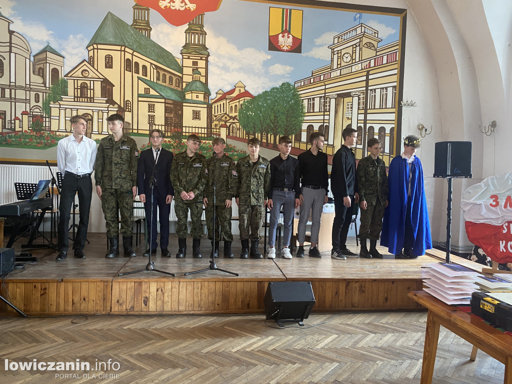 Łowicz. Szkoła na Podrzecznej żegna maturzystów (FOTO)