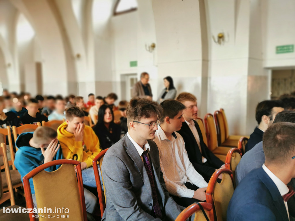 Łowicz. Szkoła na Podrzecznej żegna maturzystów (FOTO)