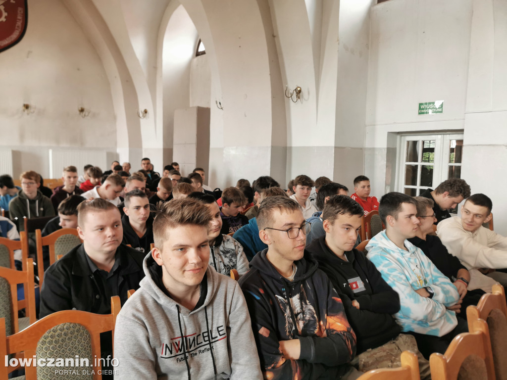 Łowicz. Szkoła na Podrzecznej żegna maturzystów (FOTO)