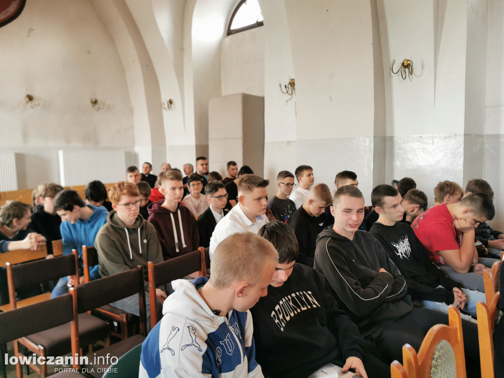 Łowicz. Szkoła na Podrzecznej żegna maturzystów (FOTO)