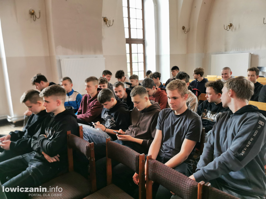Łowicz. Szkoła na Podrzecznej żegna maturzystów (FOTO)