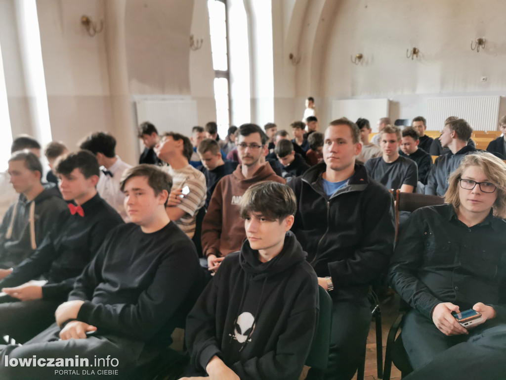 Łowicz. Szkoła na Podrzecznej żegna maturzystów (FOTO)