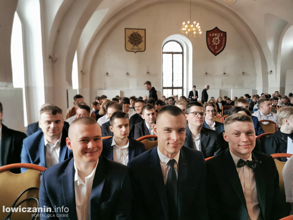 Łowicz. Szkoła na Podrzecznej żegna maturzystów (FOTO)