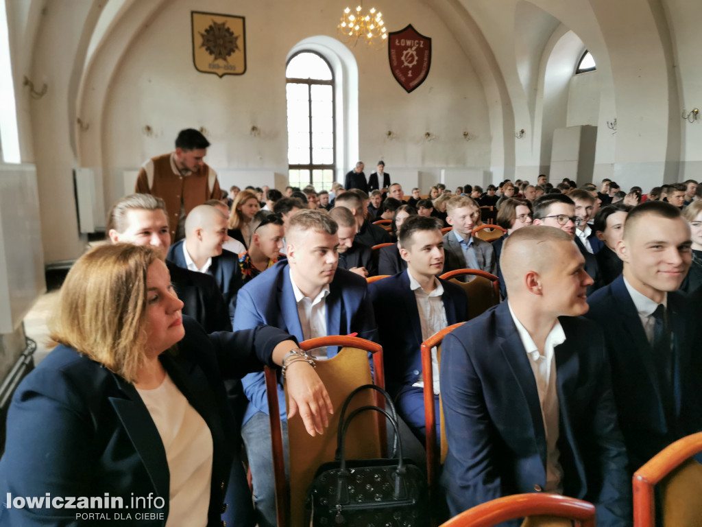 Łowicz. Szkoła na Podrzecznej żegna maturzystów (FOTO)