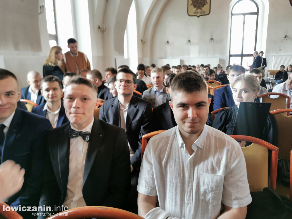 Łowicz. Szkoła na Podrzecznej żegna maturzystów (FOTO)