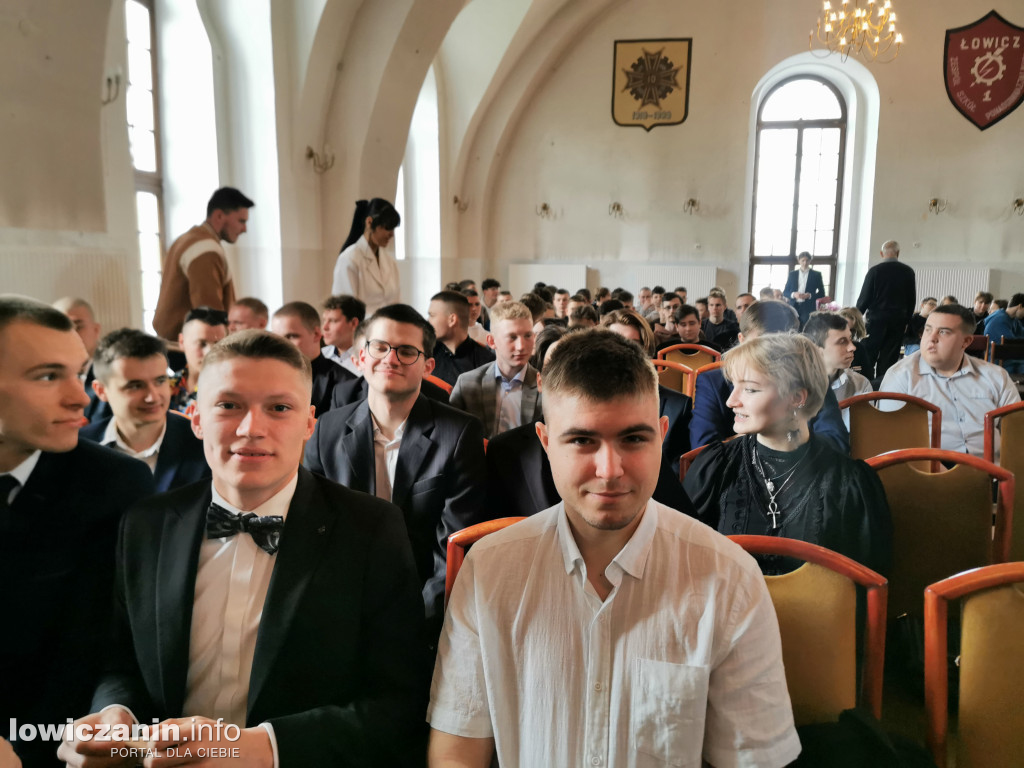 Łowicz. Szkoła na Podrzecznej żegna maturzystów (FOTO)
