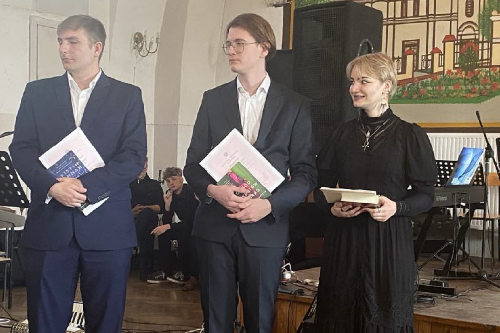 Łowicz. Szkoła na Podrzecznej żegna maturzystów (FOTO)