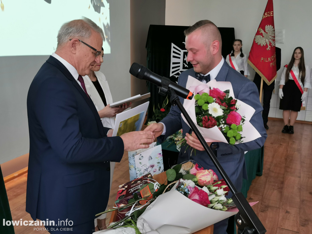 Zduńska Dąbrowa pożegnała maturzystów