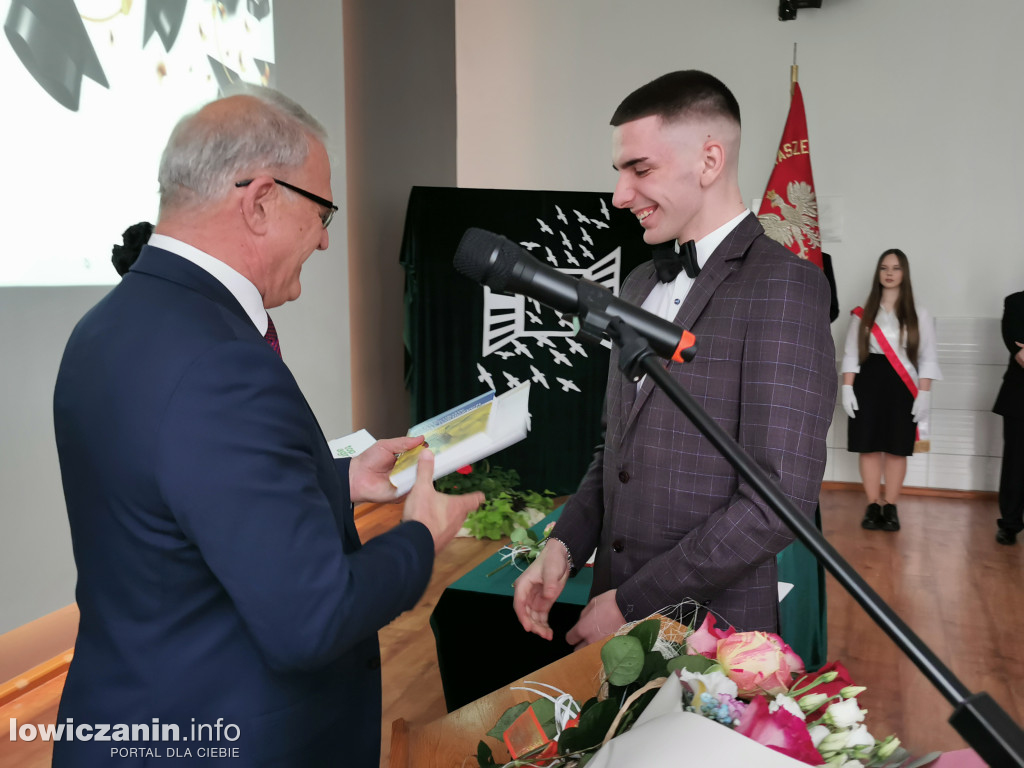Zduńska Dąbrowa pożegnała maturzystów