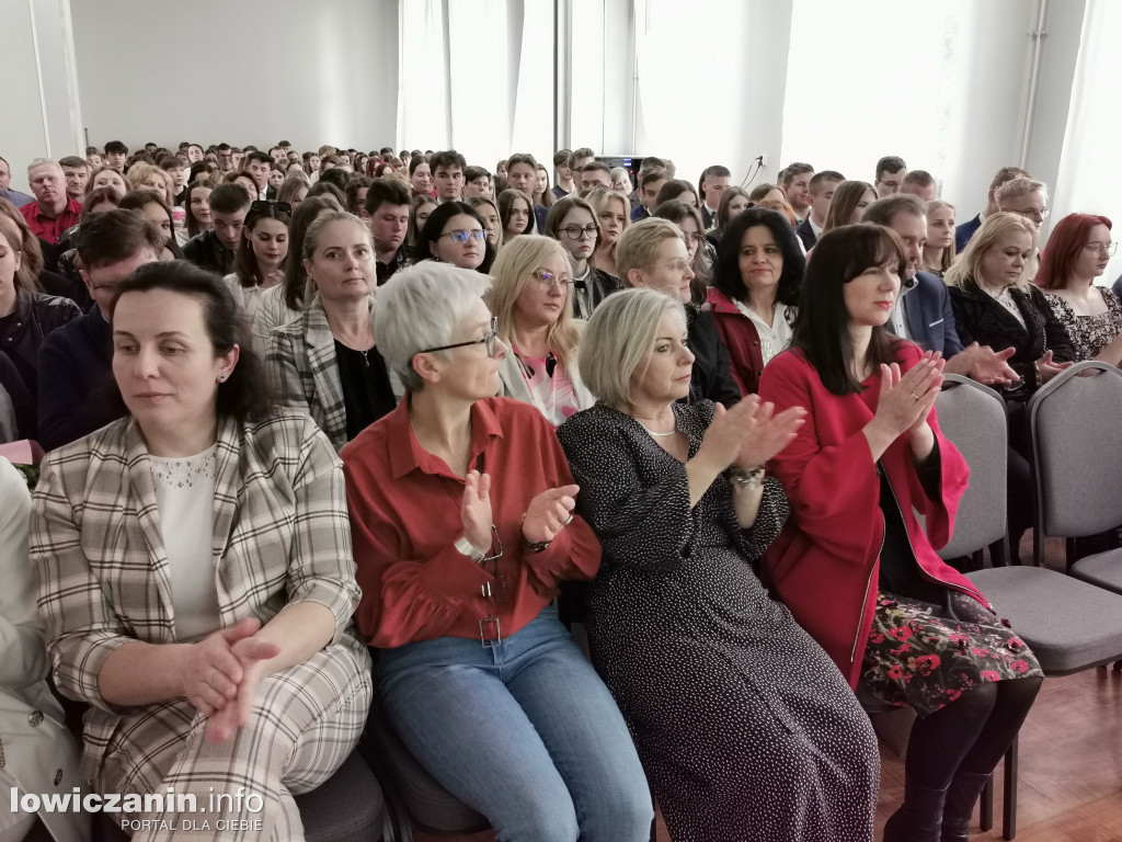 Zduńska Dąbrowa pożegnała maturzystów