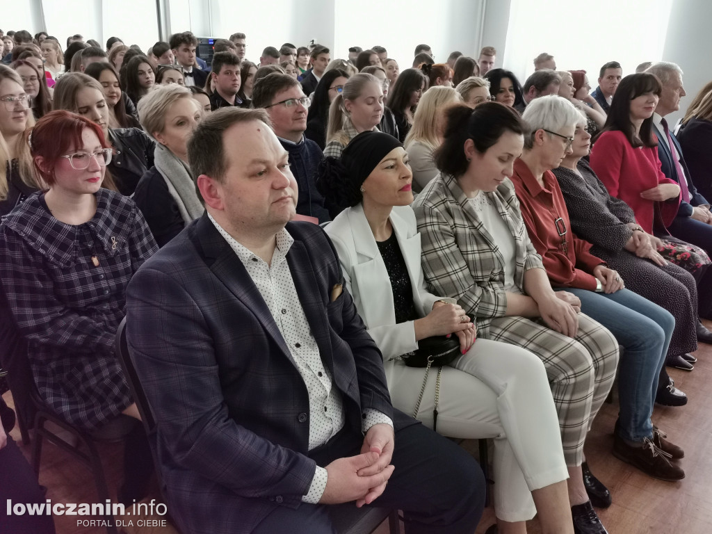 Zduńska Dąbrowa pożegnała maturzystów