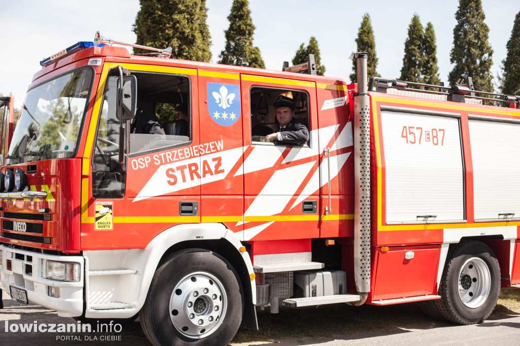 OSP Strzebieszew ma nowy sztandar i wóz strażacki