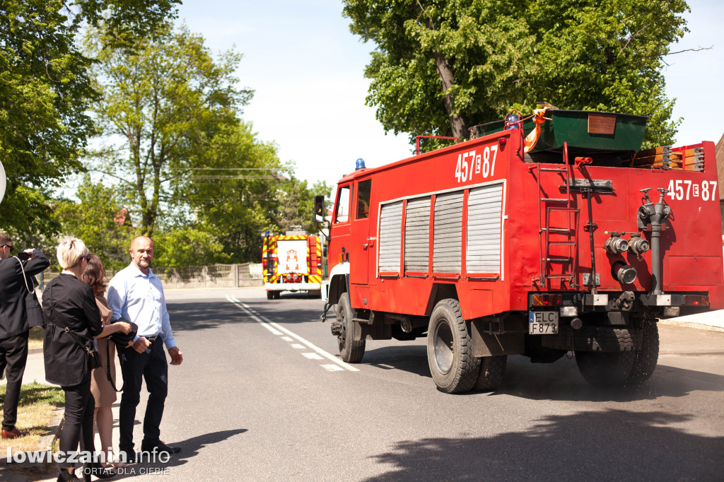 OSP Strzebieszew ma nowy sztandar i wóz strażacki