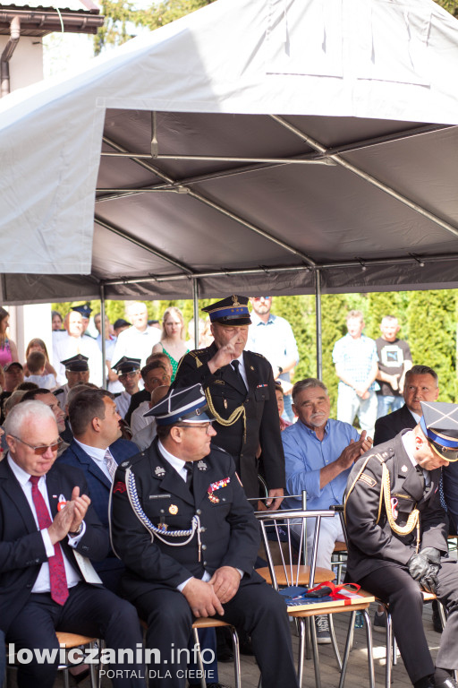 OSP Strzebieszew ma nowy sztandar i wóz strażacki