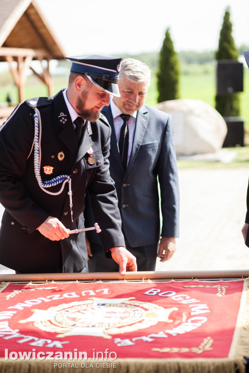 OSP Strzebieszew ma nowy sztandar i wóz strażacki