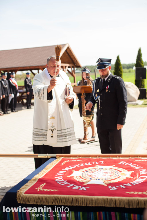 OSP Strzebieszew ma nowy sztandar i wóz strażacki
