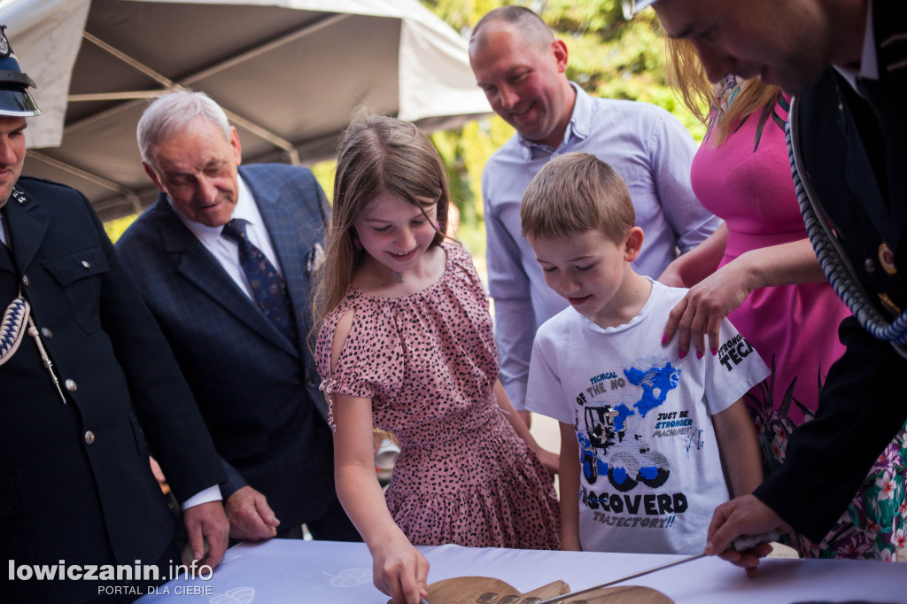 OSP Strzebieszew ma nowy sztandar i wóz strażacki