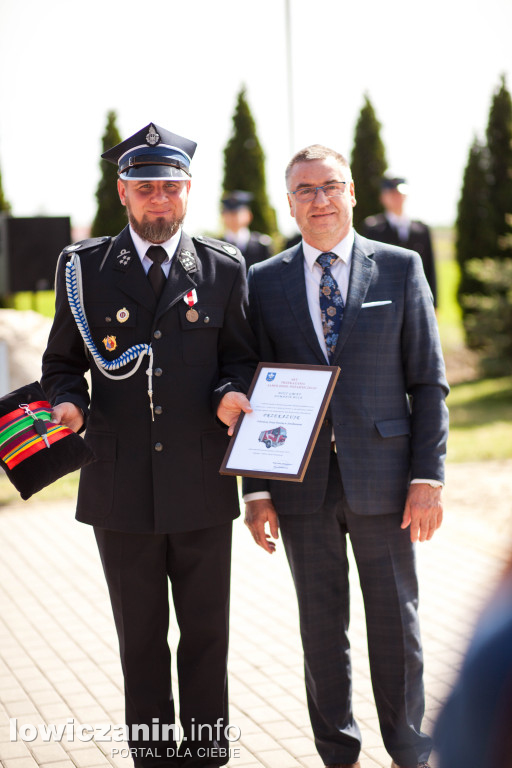 OSP Strzebieszew ma nowy sztandar i wóz strażacki