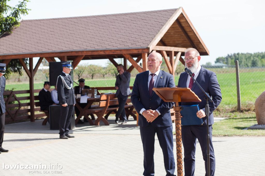 OSP Strzebieszew ma nowy sztandar i wóz strażacki