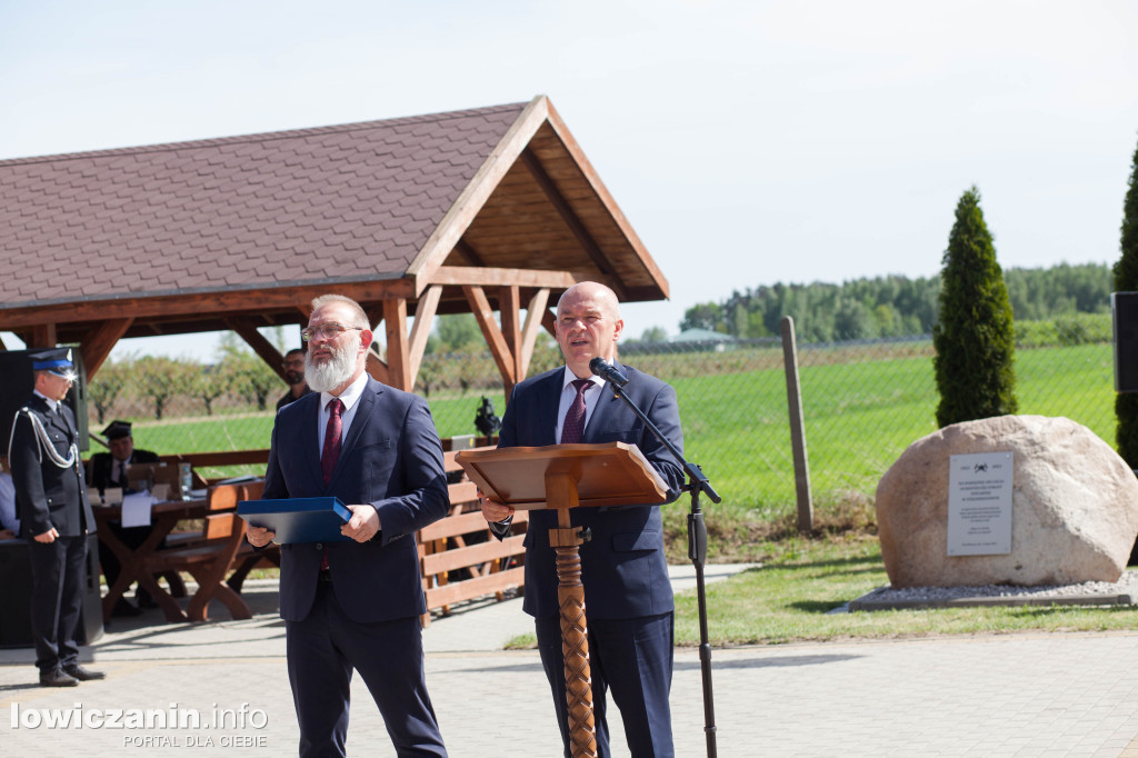 OSP Strzebieszew ma nowy sztandar i wóz strażacki