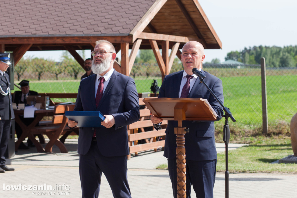 OSP Strzebieszew ma nowy sztandar i wóz strażacki