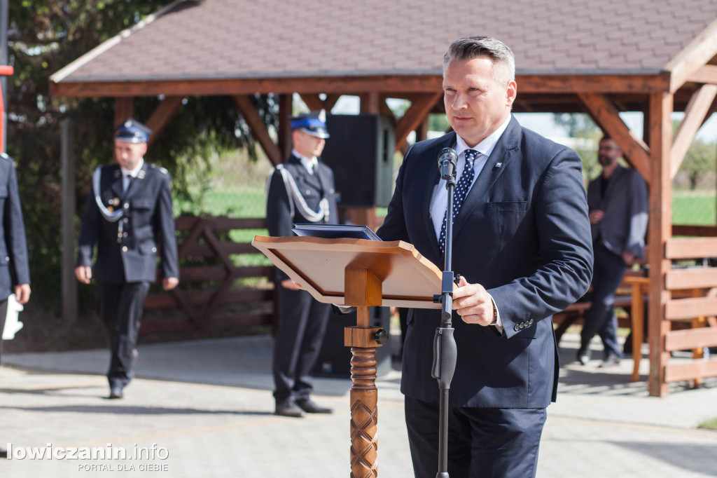 OSP Strzebieszew ma nowy sztandar i wóz strażacki