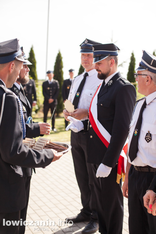 OSP Strzebieszew ma nowy sztandar i wóz strażacki