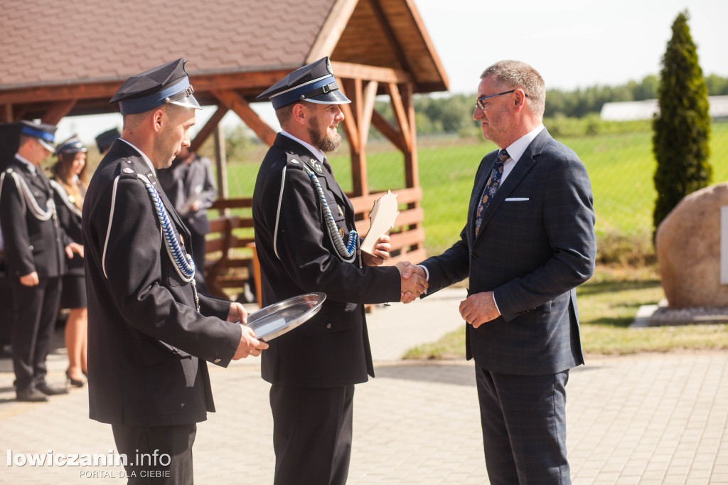OSP Strzebieszew ma nowy sztandar i wóz strażacki