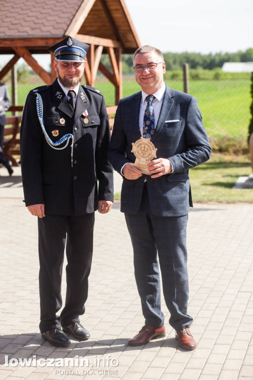 OSP Strzebieszew ma nowy sztandar i wóz strażacki