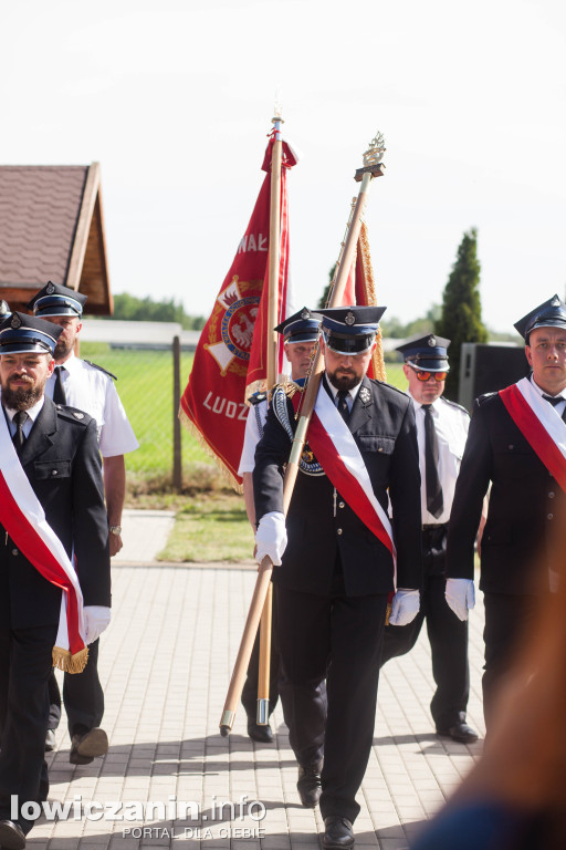 OSP Strzebieszew ma nowy sztandar i wóz strażacki
