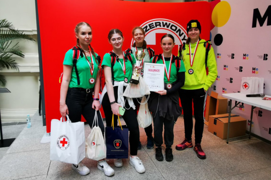 Drużyna z I LO na podium Okręgowych Mistrzostw PCK