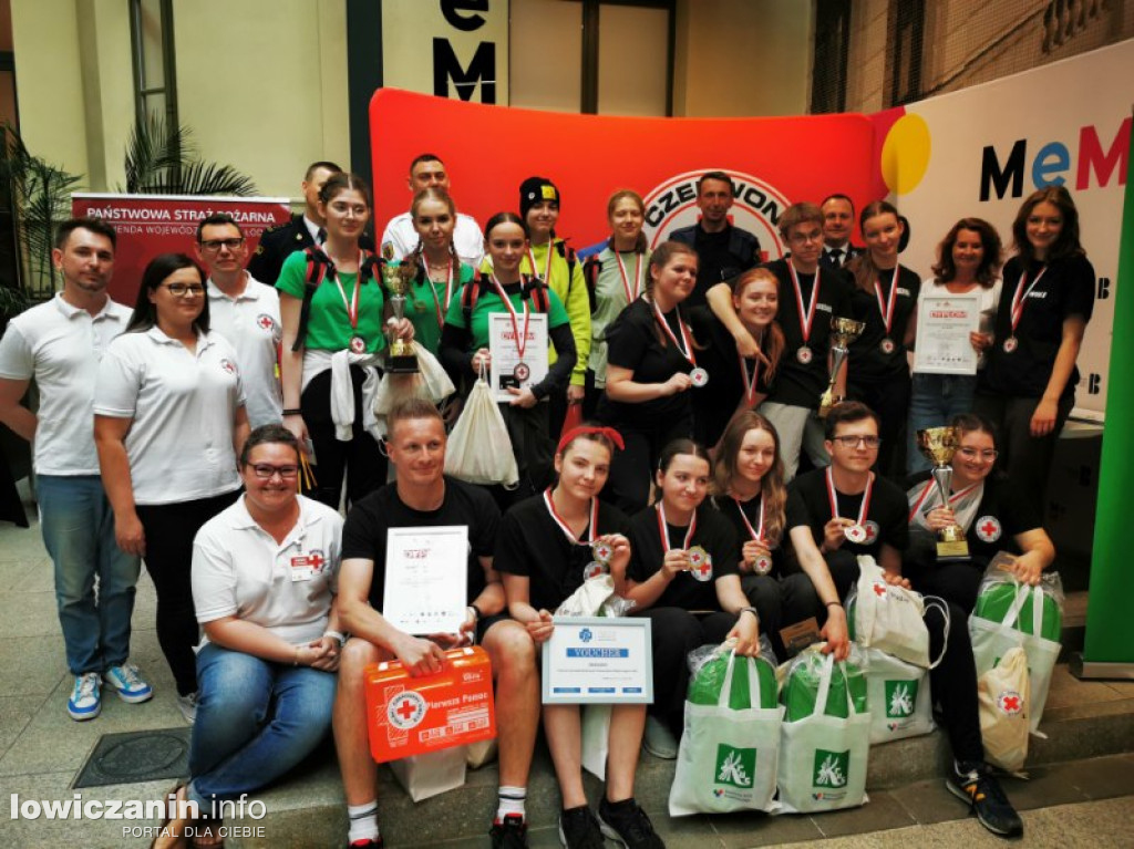 Drużyna z I LO na podium Okręgowych Mistrzostw PCK