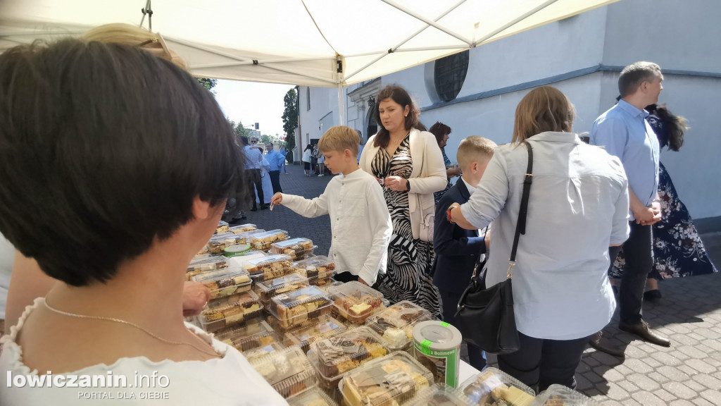 Charytatywny kiermasz ciast pod kościołem Św. Ducha