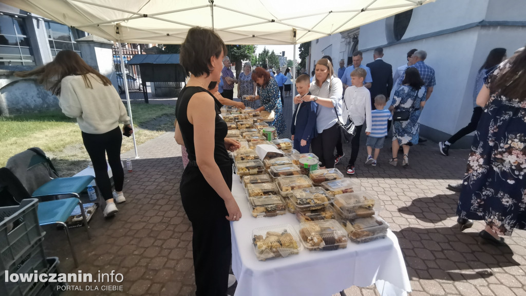 Charytatywny kiermasz ciast pod kościołem Św. Ducha