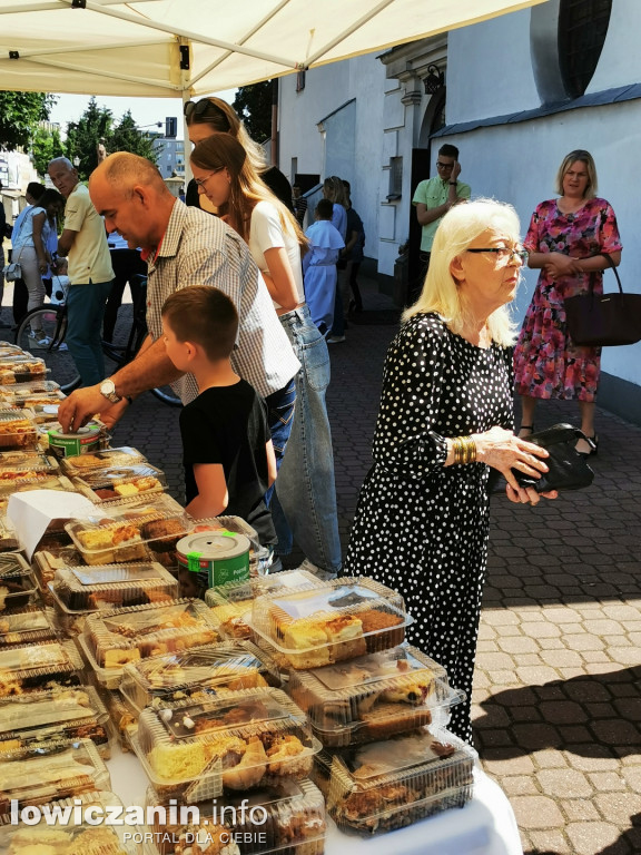 Charytatywny kiermasz ciast pod kościołem Św. Ducha