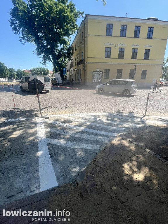 Śnieżobiałe pasy na ulicach