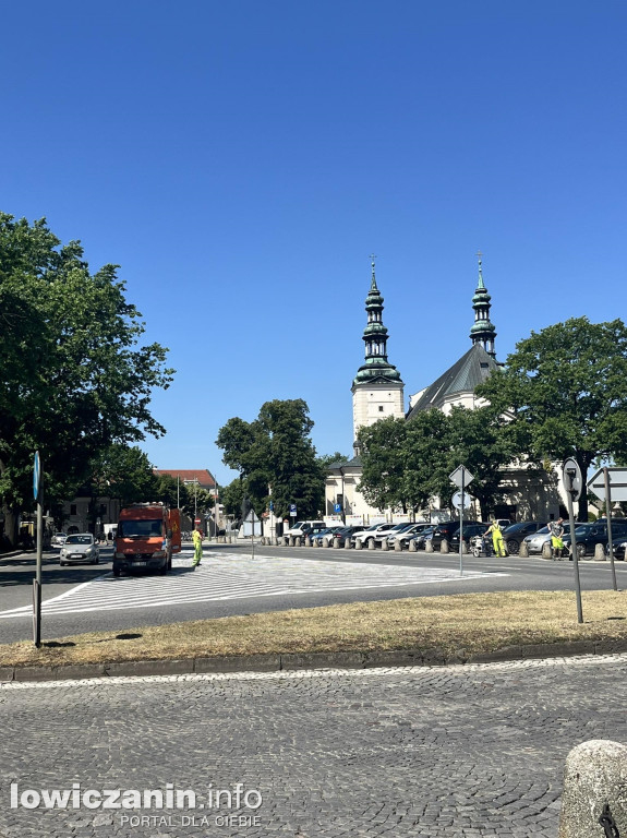 Śnieżobiałe pasy na ulicach