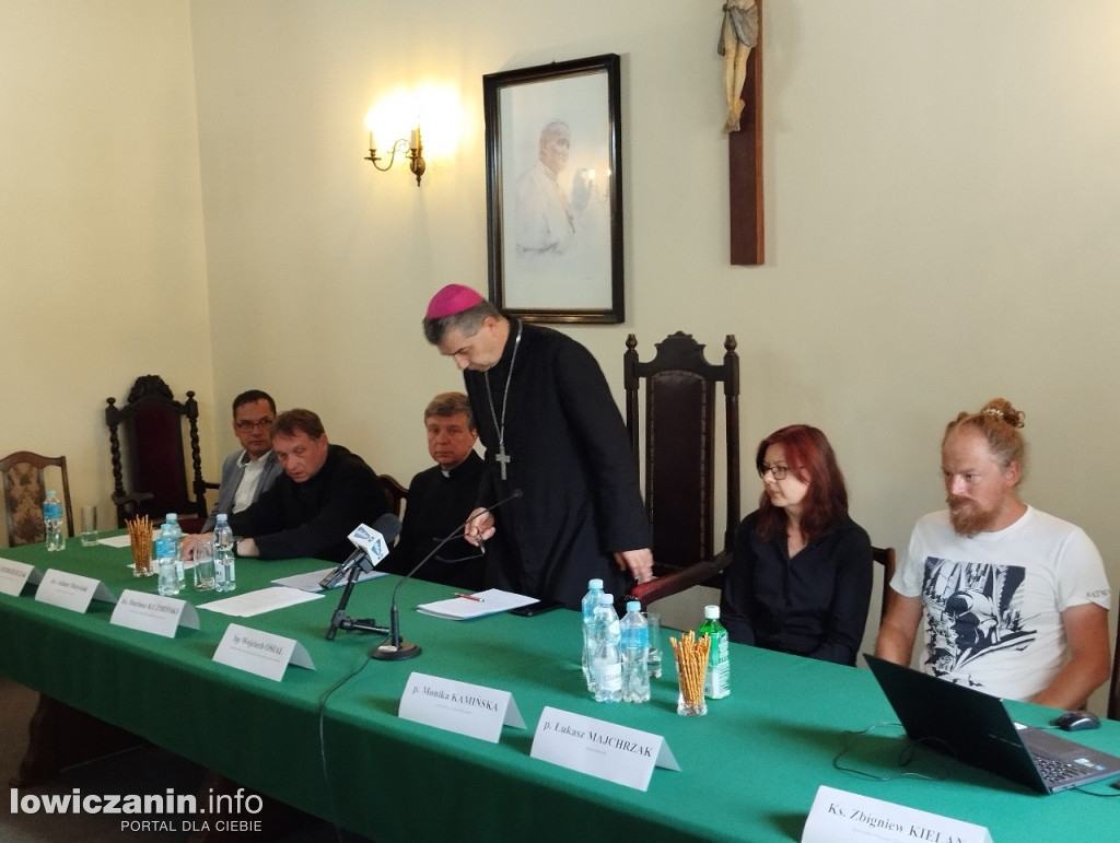 Konferencje dot. odkrycia w kryptach kartedry