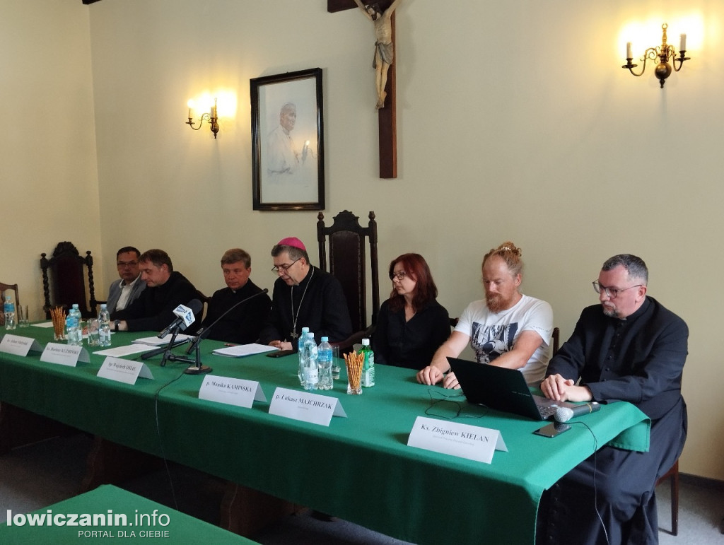 Konferencje dot. odkrycia w kryptach kartedry