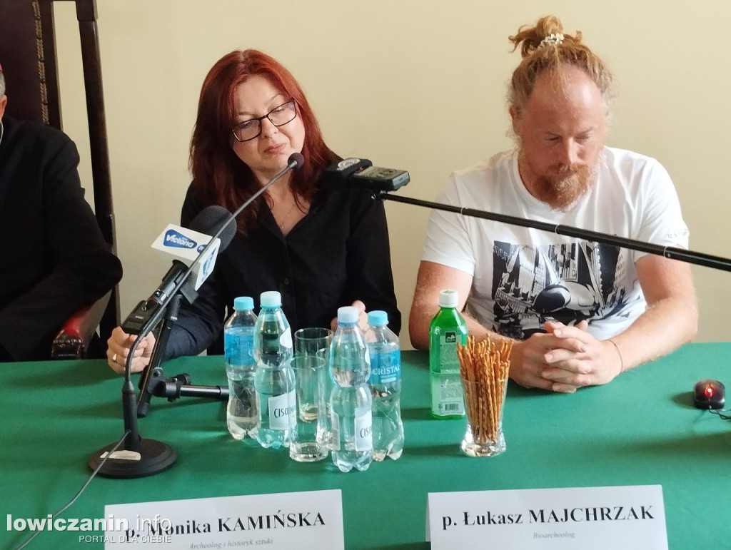 Konferencje dot. odkrycia w kryptach kartedry