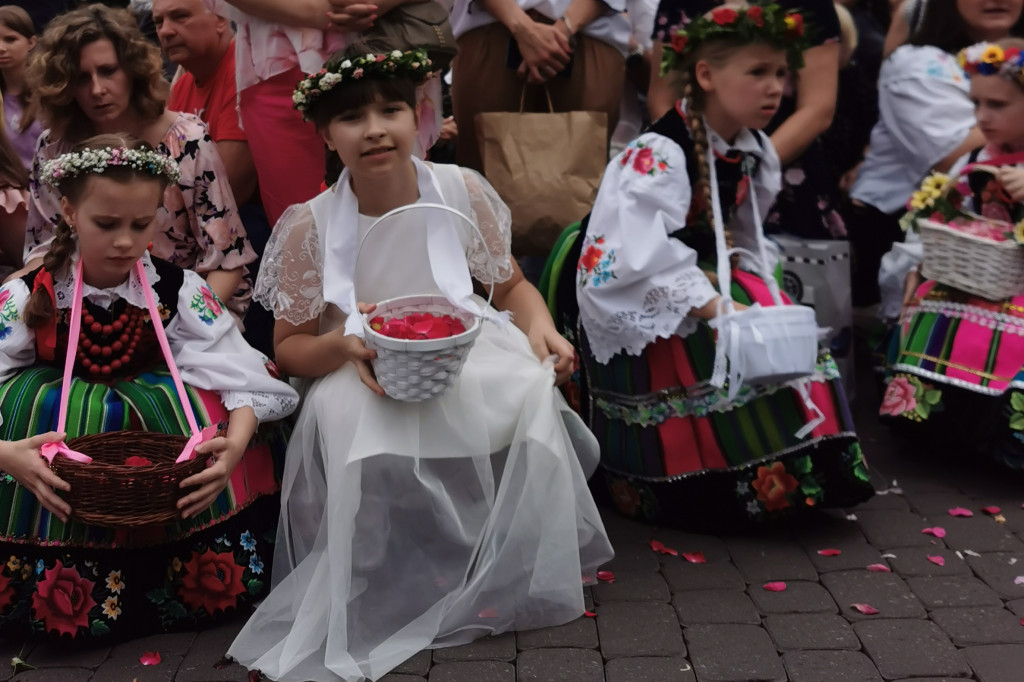 Boże Ciało w Łowiczu - tysiące ludzi na procesji