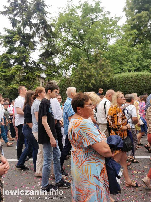 Boże Ciało w Łowiczu - tysiące ludzi na procesji