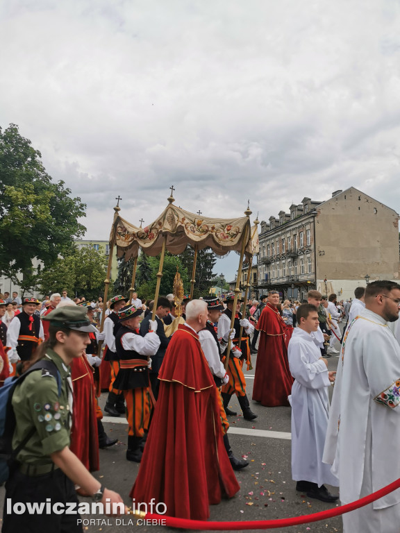 Boże Ciało w Łowiczu - tysiące ludzi na procesji