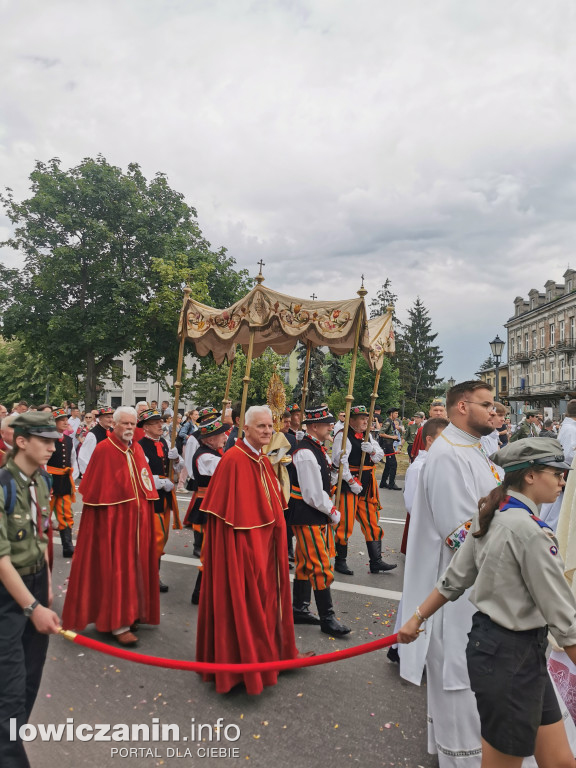 Boże Ciało w Łowiczu - tysiące ludzi na procesji